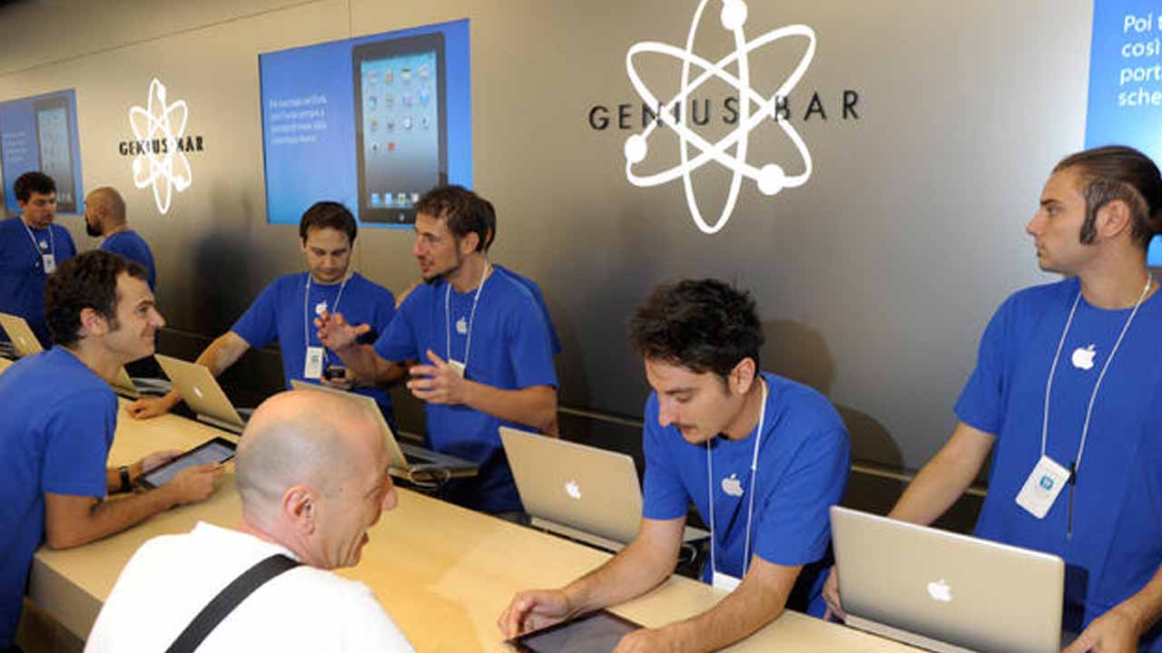 Apple To Hike Starting Pay For Retail Workers As They Push To Unionize