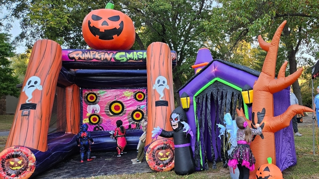 Maple Ridge Halloween Decorations in Tulsa