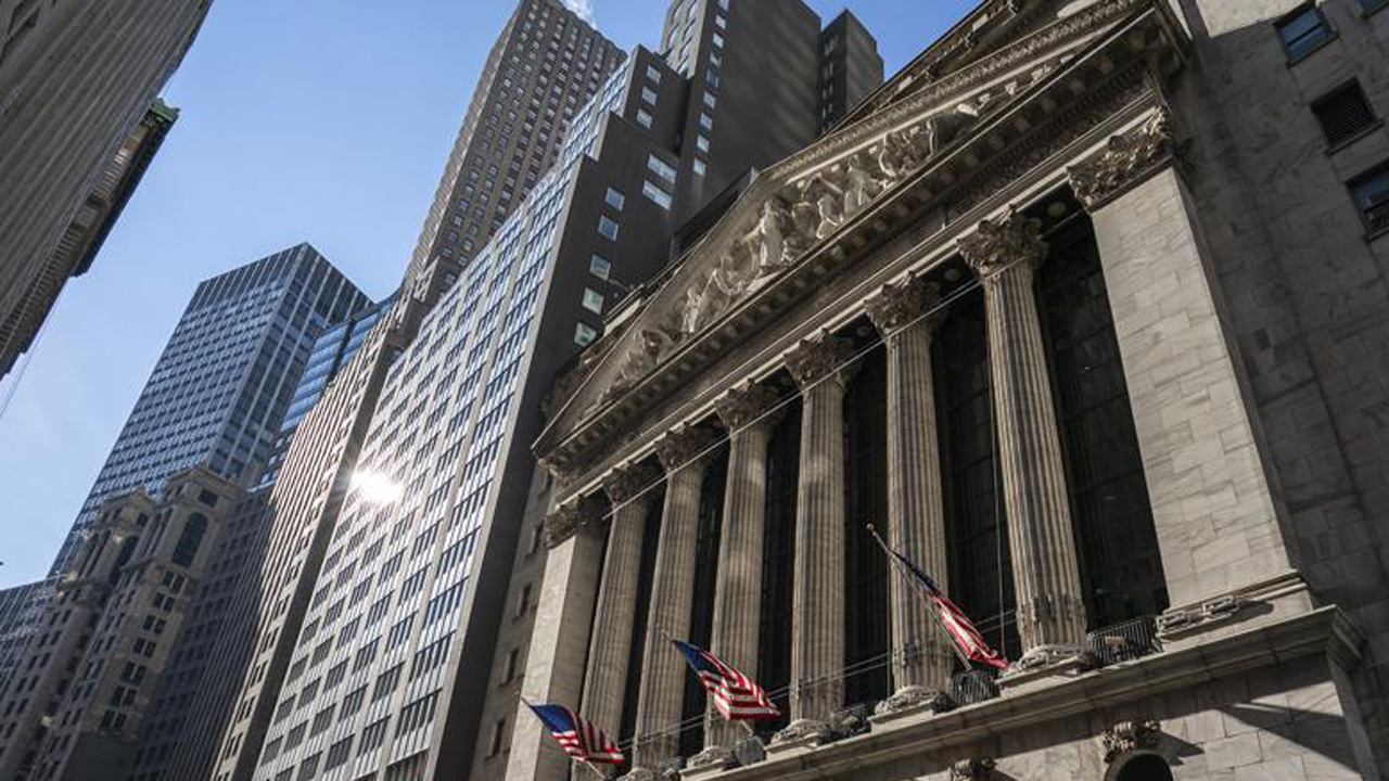 Stocks Rally, Driving Wall Street To A Rare Winning Week