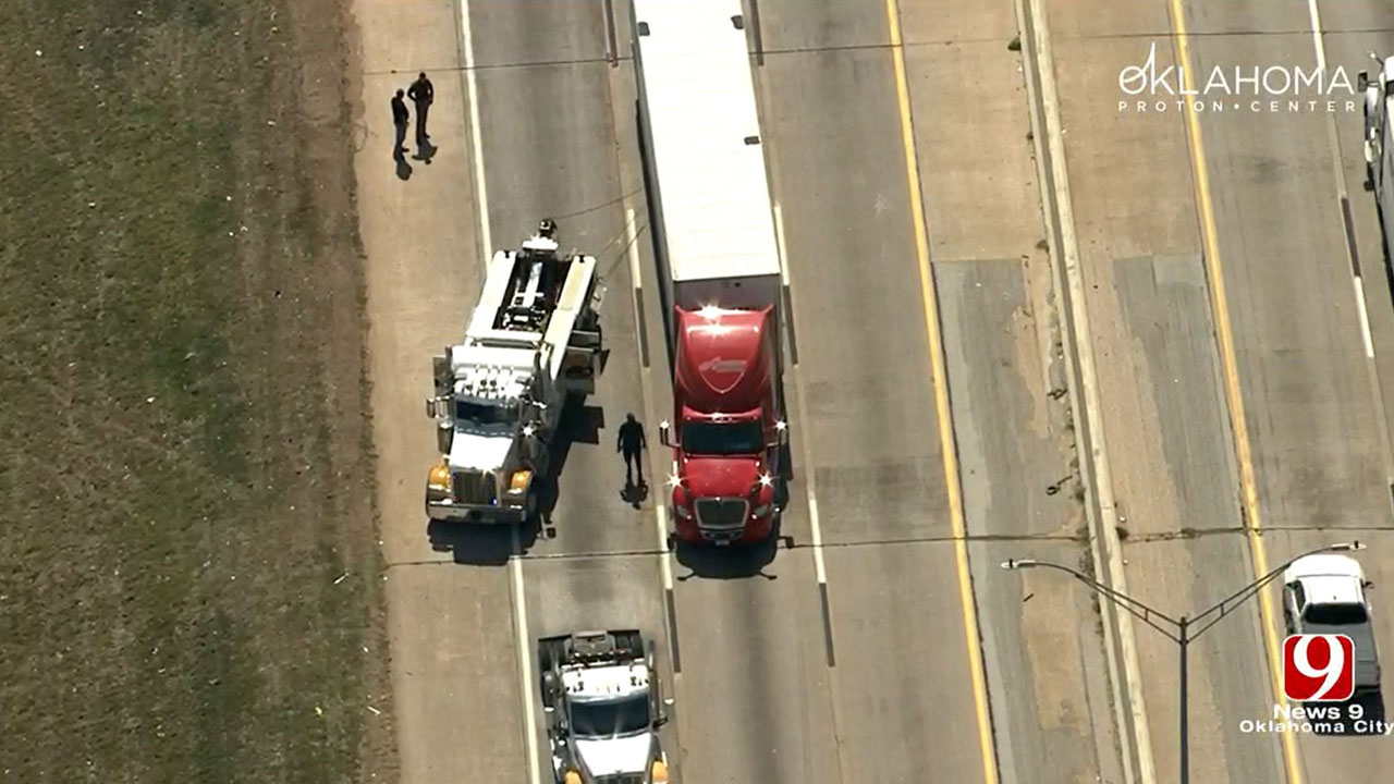 Stalled Out Semitruck Causes Heavy Delays On Interstate 35 Northbound